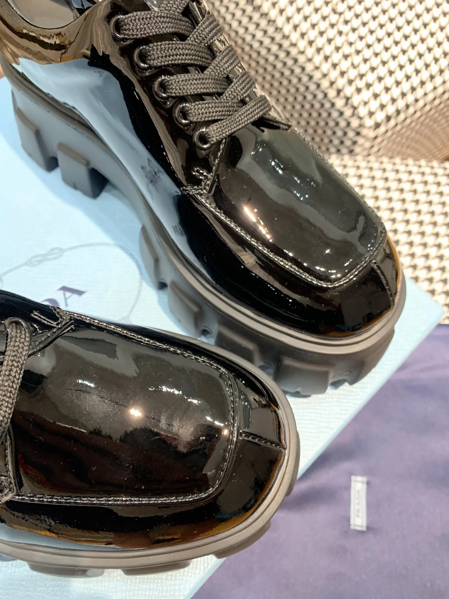 👟👟Ex-factory price 480👟👟 Women's shoes women's clothing ss23 Prada Prada ✨ 💥The T-stage catwalk model "Dream Never Sleeps" can be used on important occasions. It has an aristocratic feel and is perfect on the feet💃💃The entire series is full of exciting and unexpected combinations of elements, with a strong artistic flavor, allowing you to appreciate the ever-changing style of Prada girls. 1⃣ Upper: cowhide with open edge beads/patent leather 2⃣ Lining: imported sheepskin 3⃣ Outsole: lightweight foam outsole Size 35M-40M
